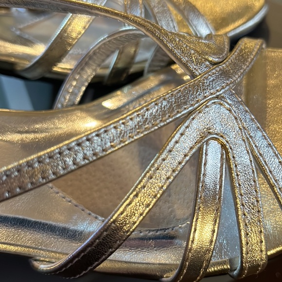 (155)NWT ladies gold sandals with heels. By Mark & Kemp(Walking Cradles. 6 1/2 - Picture 7 of 8